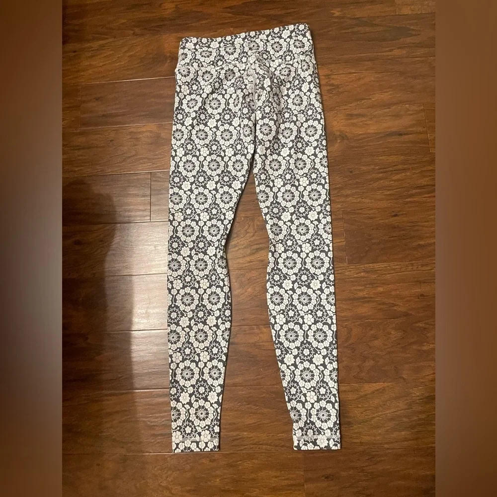 Lululemon Wunder Under Twiggy Floral Size 6